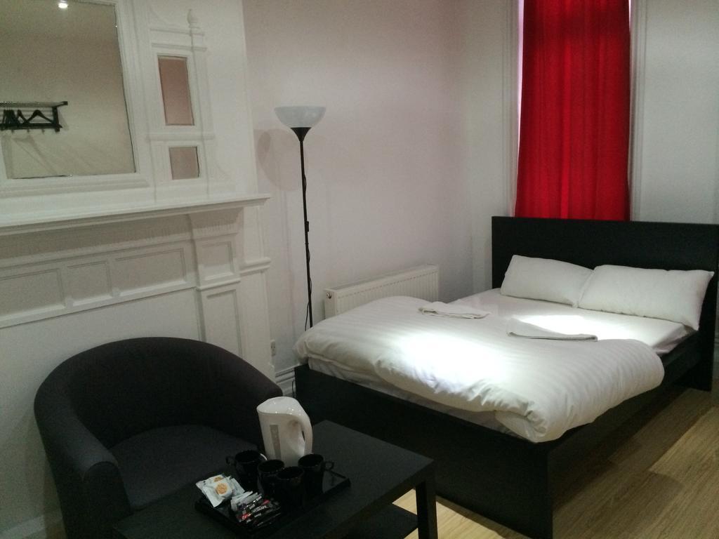 Duke Of Fife Hotel Barking  Room photo