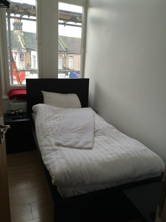 Duke Of Fife Hotel Barking  Room photo
